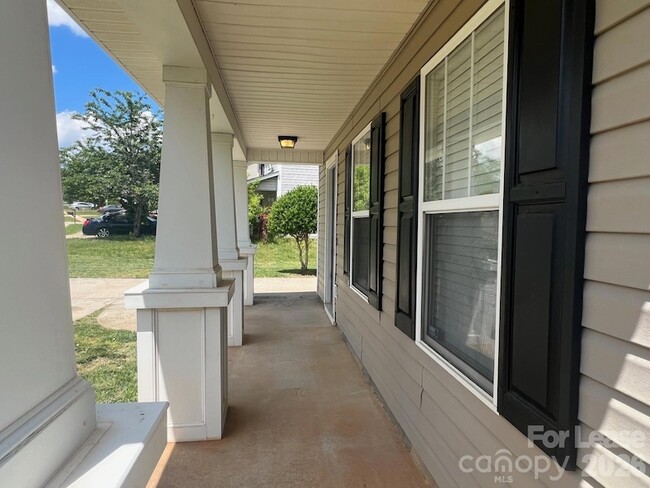 176 English Hills Dr in Mooresville, NC - Foto de edificio - Building Photo