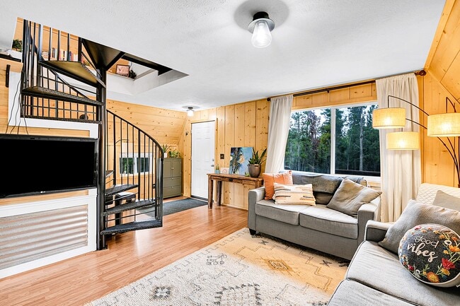 130 Deer Rd in Evergreen, CO - Foto de edificio - Building Photo