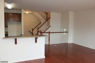 506 Waterview Ct in Hanover, NJ - Foto de edificio - Building Photo