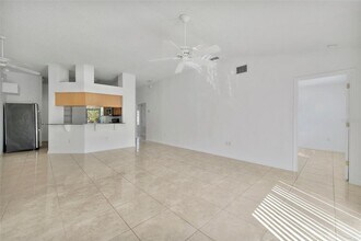 11007 Whitecap Dr in Riverview, FL - Building Photo - Building Photo