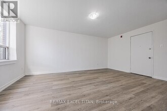 4 Hill Heights Rd in Toronto, ON - Building Photo - Building Photo