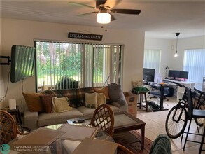 9999 Summerbreeze Dr in Sunrise, FL - Foto de edificio - Building Photo