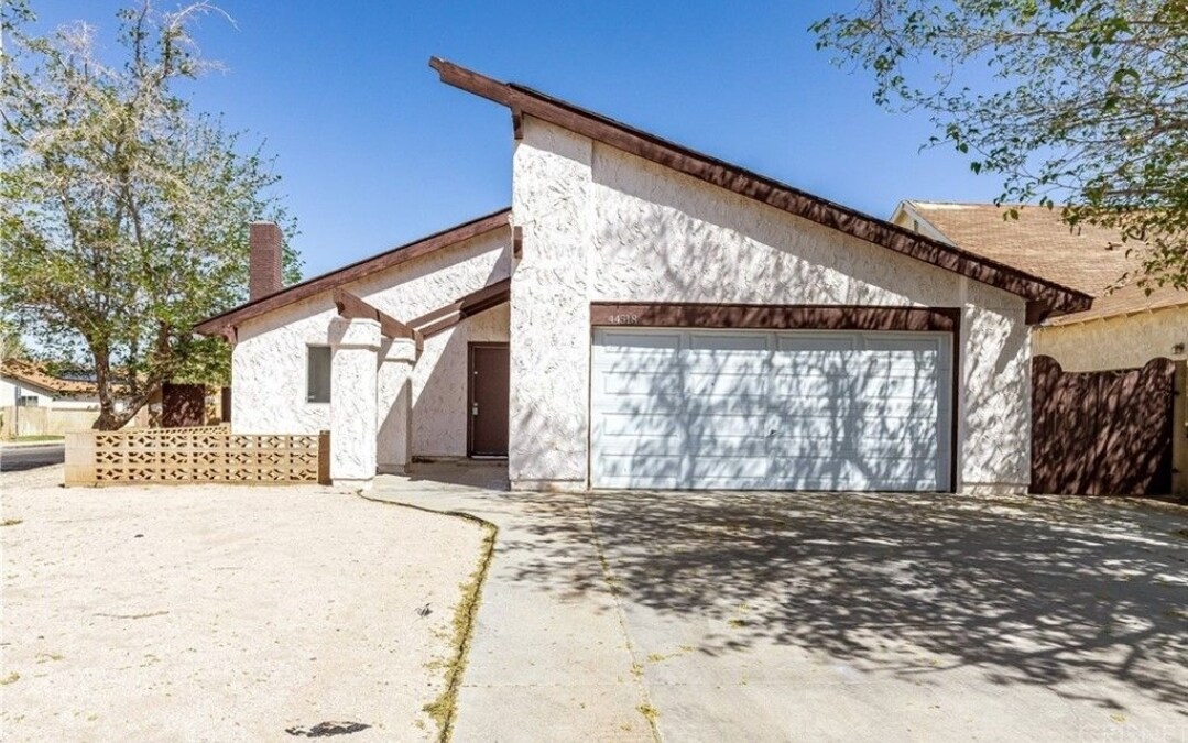 44518 Benald St in Lancaster, CA - Foto de edificio