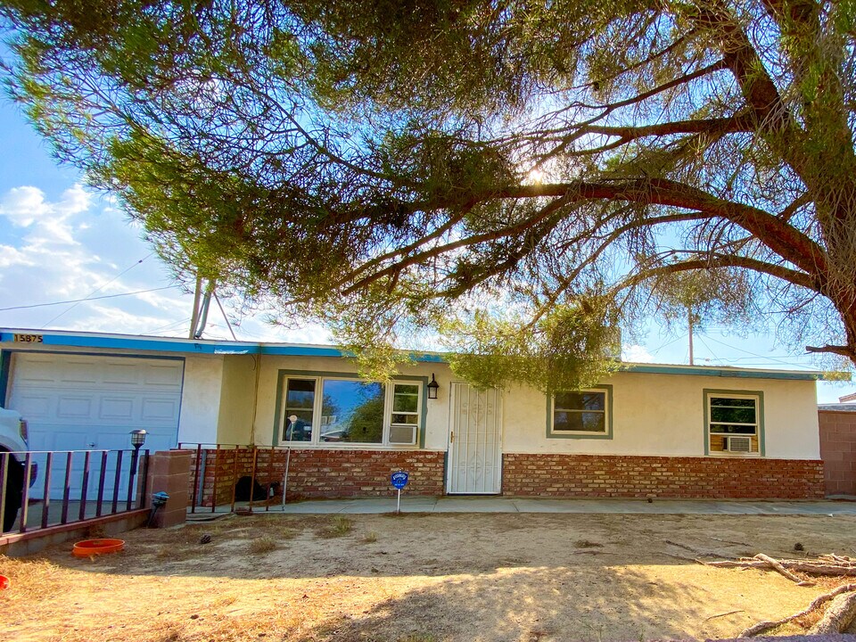 15875 Lawrence Dr in Mojave, CA - Foto de edificio