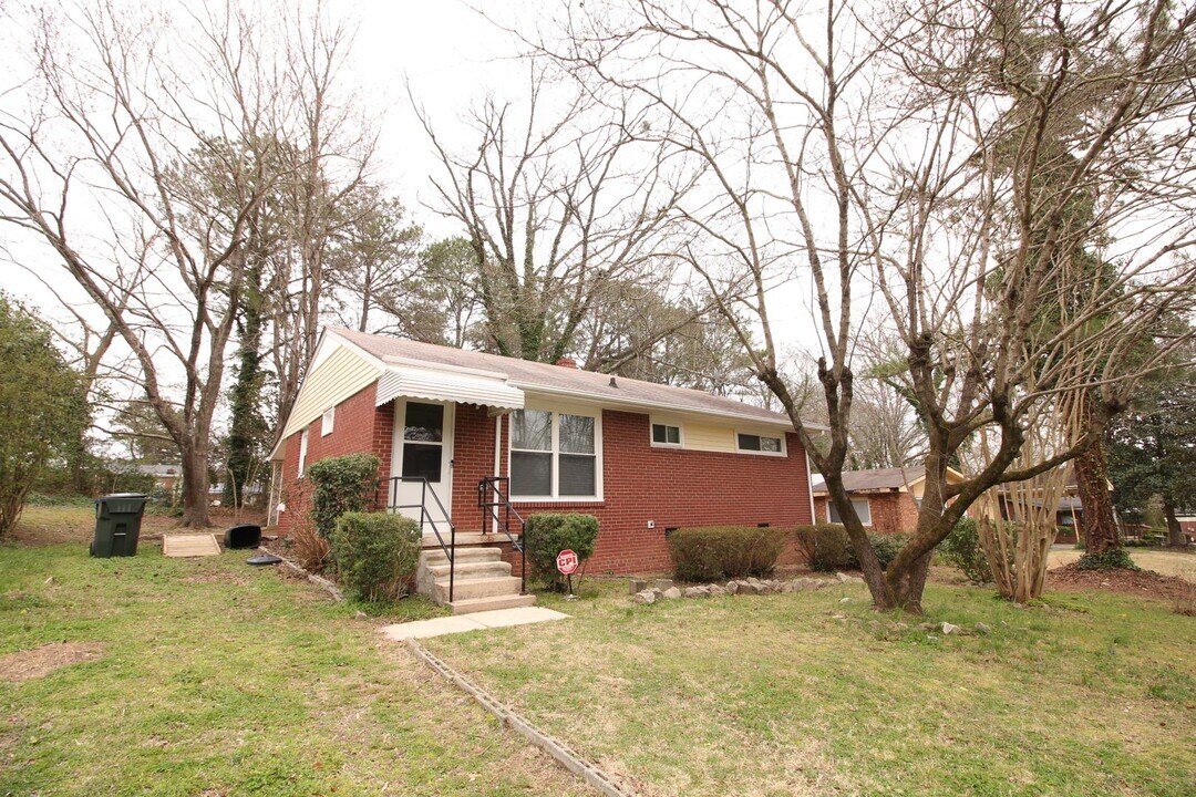 817 Friar Tuck Rd in Raleigh, NC - Building Photo