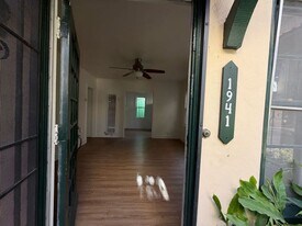 1939 W Washington Blvd, Unit 1941 in Los Angeles, CA - Building Photo