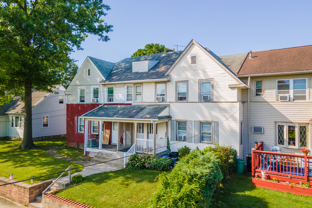 238-240 McKinley St in Bristol, PA - Building Photo