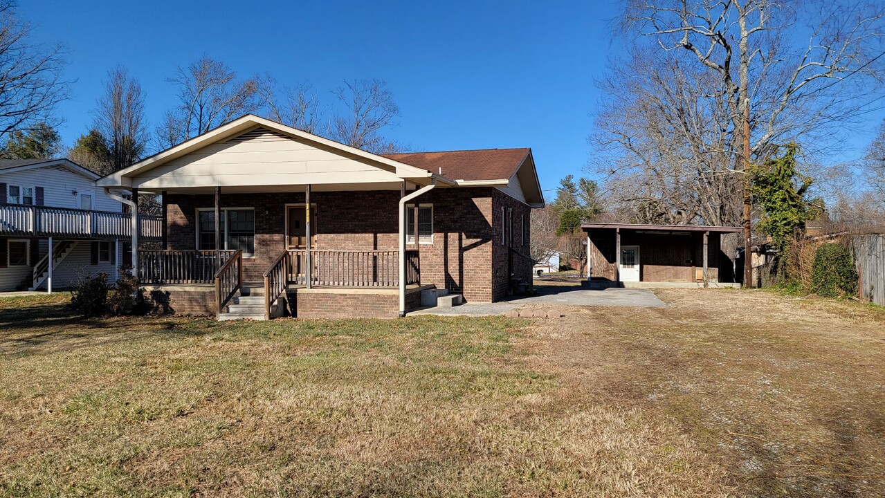 111 Aycock Ave in Hendersonville, NC - Building Photo