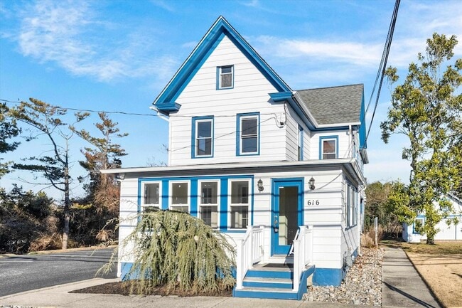 property at 616 W Ocean Heights Ave