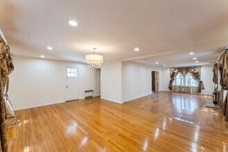 16 Plymouth Rd in Great Neck, NY - Building Photo - Building Photo