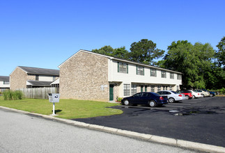 Oakridge Townhouses in North Charleston, SC - Building Photo - Building Photo