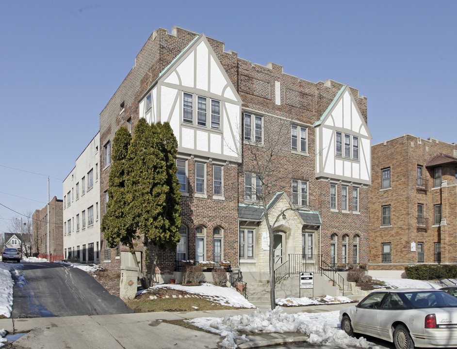 Briarwood Apartments in Milwaukee, WI - Building Photo