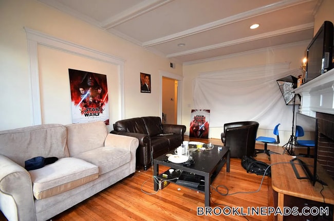 81 Gibbs St, Unit 3 in Brookline, MA - Building Photo - Building Photo