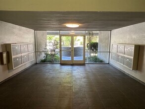 Encino Voltaire in Los Angeles, CA - Foto de edificio - Building Photo
