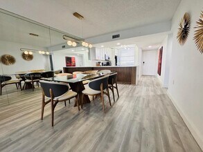 1528 Whitehall Dr, Unit #405 in Davie, FL - Foto de edificio - Building Photo