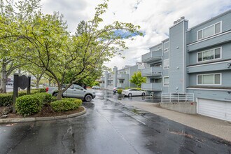 Spyglass Condominium in Des Moines, WA - Foto de edificio - Building Photo
