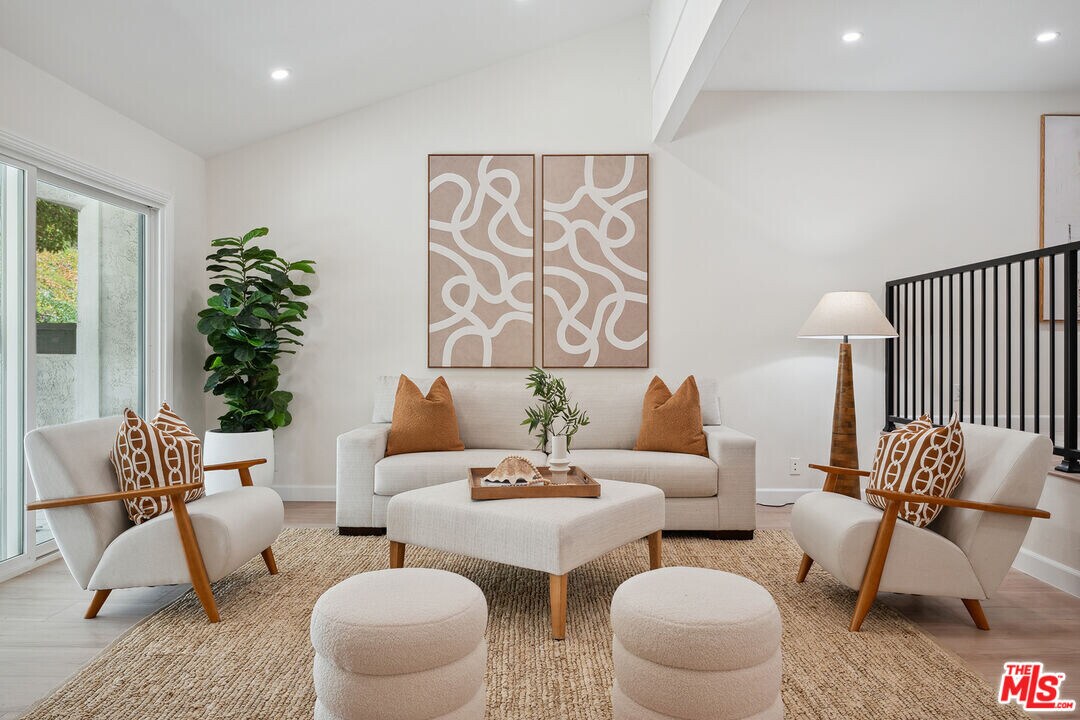 17109 Palisades Cir in Los Angeles, CA - Building Photo