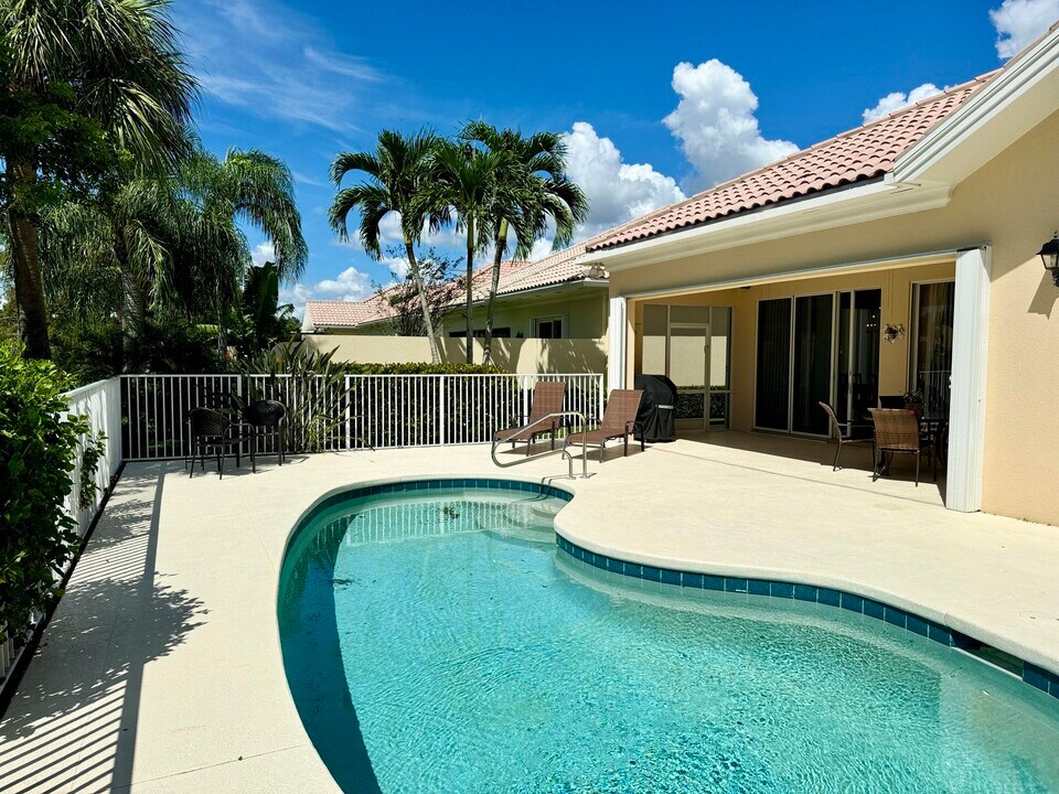 8262 Dominica Pl in Wellington, FL - Foto de edificio
