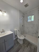 635 W 51st St, Unit three quarters in Los Angeles, CA - Building Photo - Building Photo
