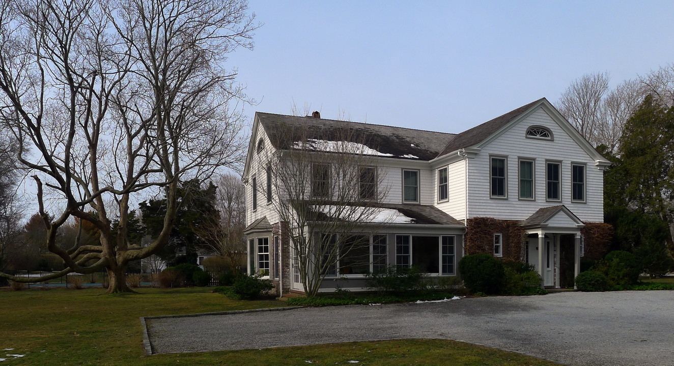 356 Cobb Rd in Water Mill, NY - Foto de edificio