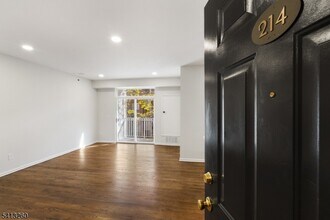 50 Maple Ave in Springfield, NJ - Building Photo - Building Photo