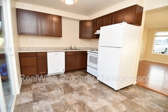 313 NW Tumlin Ave in Winston, OR - Foto de edificio - Building Photo