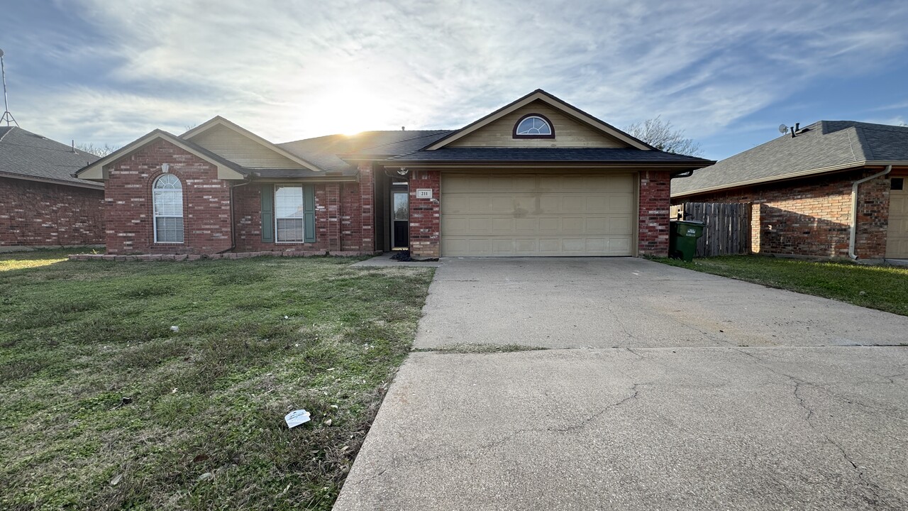 211 Vista Ridge Dr in Venus, TX - Building Photo