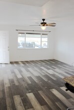 202 Bruce Way in Henderson, NV - Foto de edificio - Building Photo