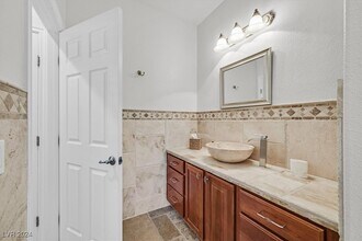 2738 Kingclaven Dr in Henderson, NV - Foto de edificio - Building Photo