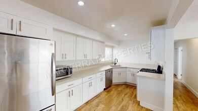 512 Iris Ave-Unit -512 Iris Ave in Newport Beach, CA - Building Photo - Building Photo