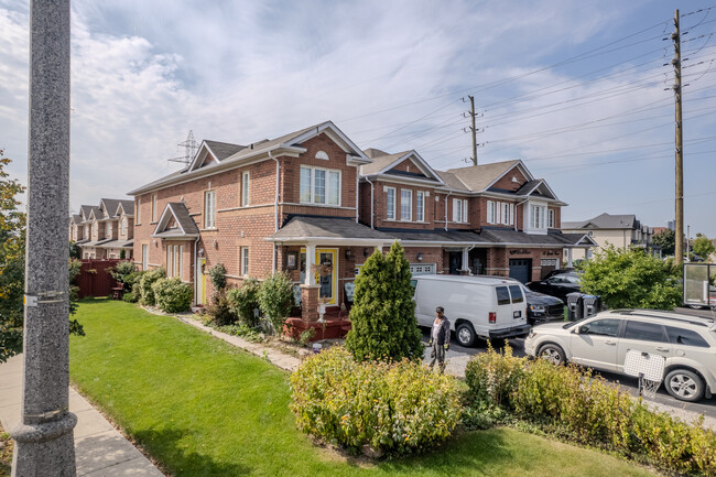 77-91 Roundstone Dr in Brampton, ON - Building Photo - Building Photo