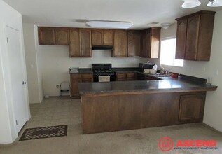 305 Alysheba Dr in Bakersfield, CA - Building Photo - Building Photo