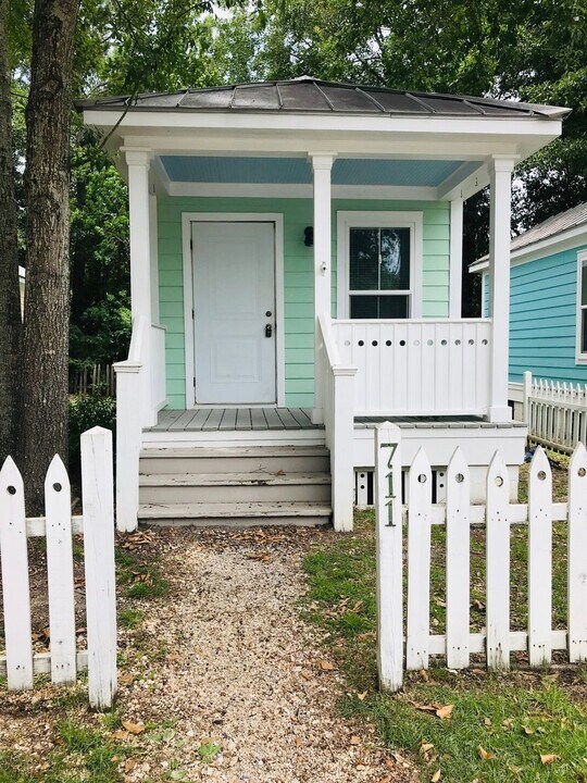 711 Cottage Sq Ln in Ocean Springs, MS - Building Photo