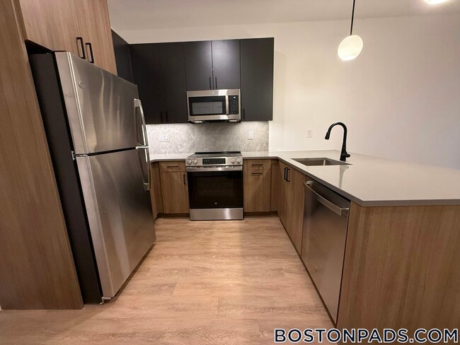 199 Gardner St in Boston, MA - Foto de edificio - Building Photo