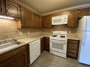 377 Huse Rd-Unit -10 in Manchester, NH - Foto de edificio - Building Photo