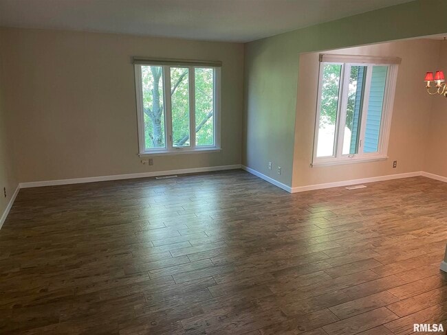 3052 Parkwild Dr in Bettendorf, IA - Building Photo - Building Photo