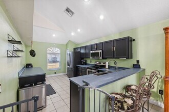3316 Pine Top Dr in Valrico, FL - Building Photo - Building Photo