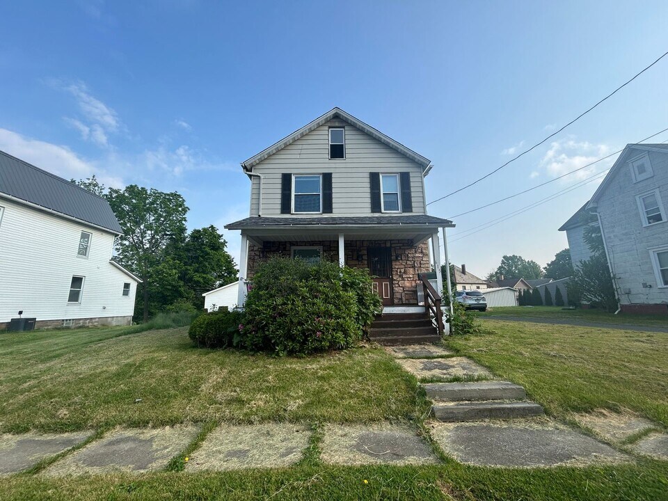 615 Barmore Ave in Grove City, PA - Building Photo