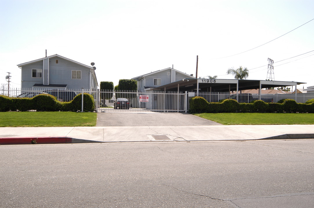 Valerio/Runnymeade Apartments in North Hollywood, CA - Building Photo