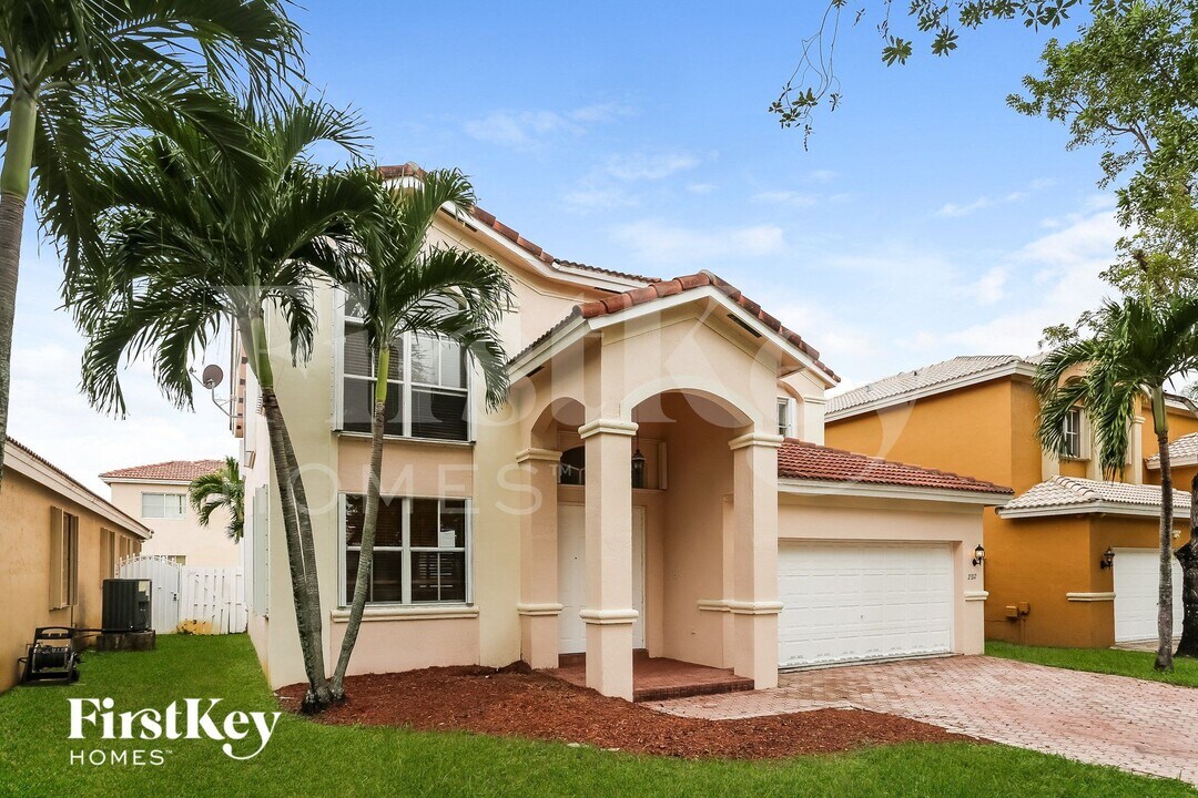 2332 SW 126th Ave in Miramar, FL - Foto de edificio