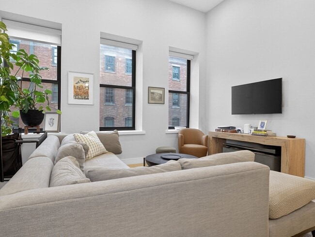 355 Congress St in Boston, MA - Building Photo - Building Photo