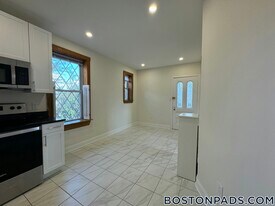 15 Green St, Unit 6 in Brookline, MA - Building Photo