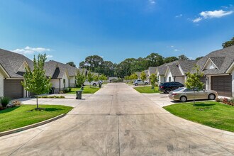 The Oaks at Cambridge South in Tyler, TX - Building Photo - Building Photo