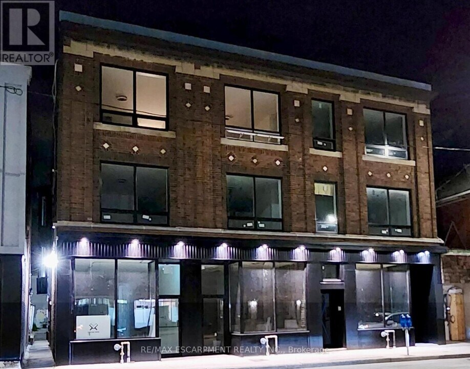 8 Barton St E in Hamilton, ON - Building Photo