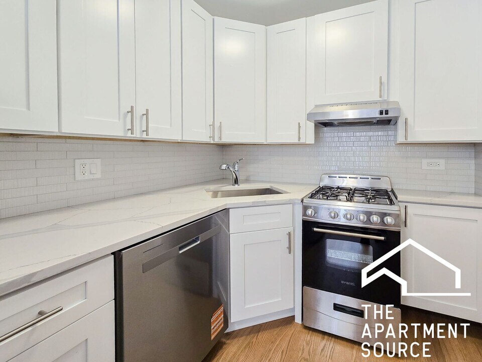 516 W Cornelia Ave in Chicago, IL - Building Photo