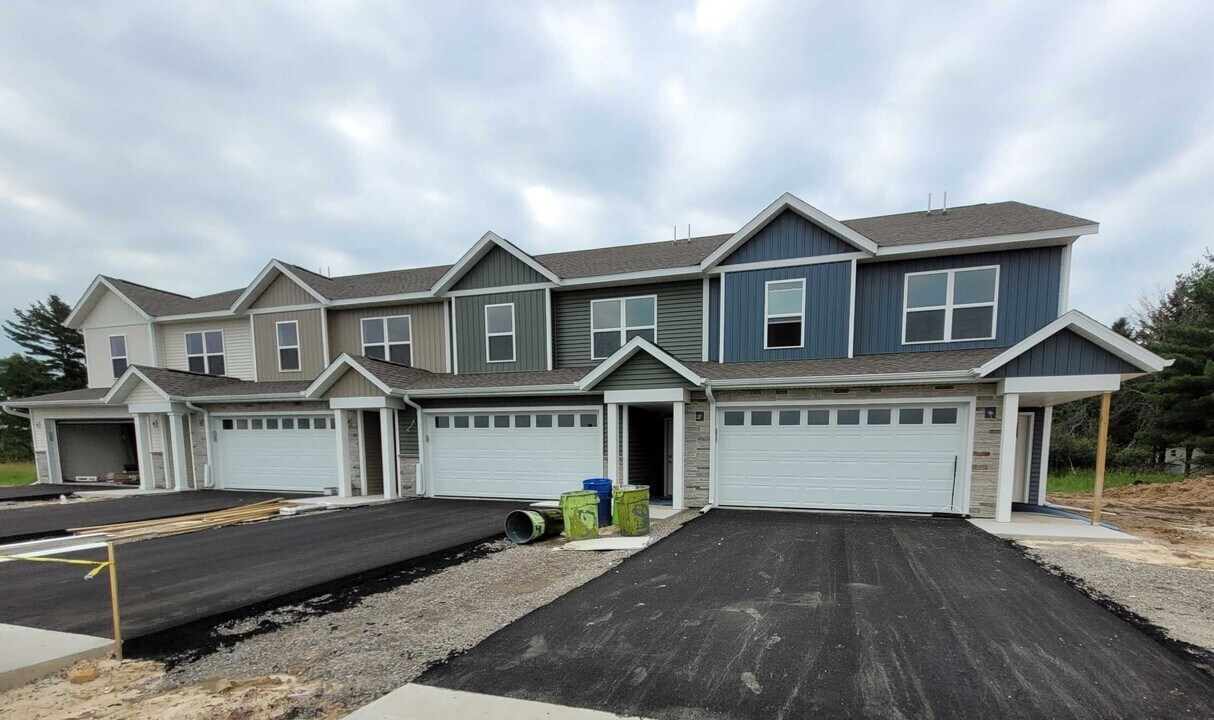 1610 Eastside Cir in Marshfield, WI - Building Photo