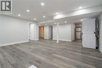 75 Arrowhead Dr in Hamilton, ON - Building Photo - Building Photo