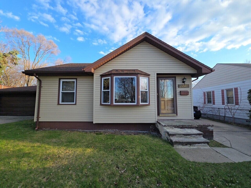 25517 Yale St in Dearborn Heights, MI - Building Photo