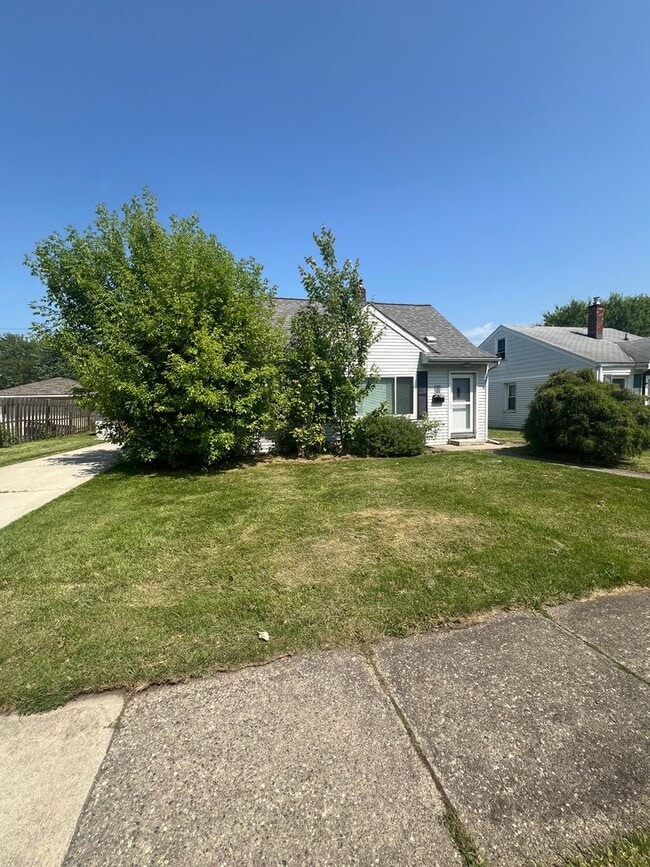 23078 Rosalind Ave in Eastpointe, MI - Building Photo - Building Photo