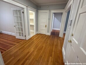 138 Middlesex Rd, Unit 1 in Chestnut Hill, MA - Foto de edificio - Building Photo